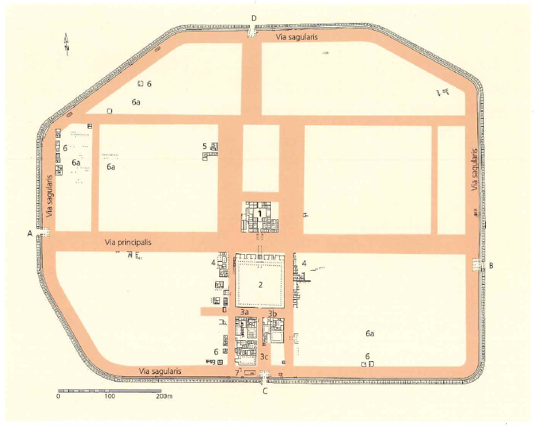 Abb. 2. Vereinfachter Plan des römischen Lagers Oberaden. Stand 2004: 1 Praetorium. 2 Principia mit seitlichen Anbauten. 3a - c Wohngebäude hoher Offiziere. 4 Seitliche Bebauung der Principia. 5 Gebäude unbekannter Funktion. 6 Centurionenhäuser. 6a Kasernen. 7 Gebäude seitlich des Südtores. Tore: A Porta principalis dextra. B Porta principalis sinistra. C Porta praetoria. D Porta decumana. 11-8/7 v. Chr. (Kühlborn 2005, S. 123)