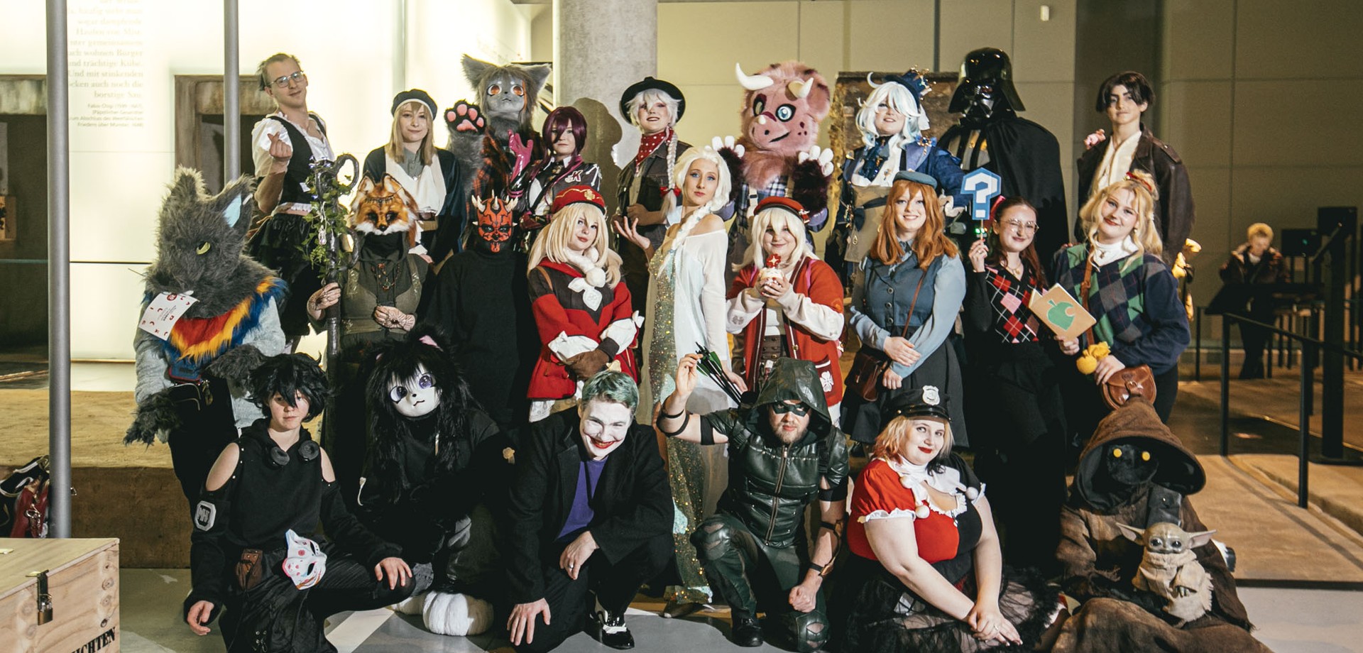Cosplayer:in vor Kulisse