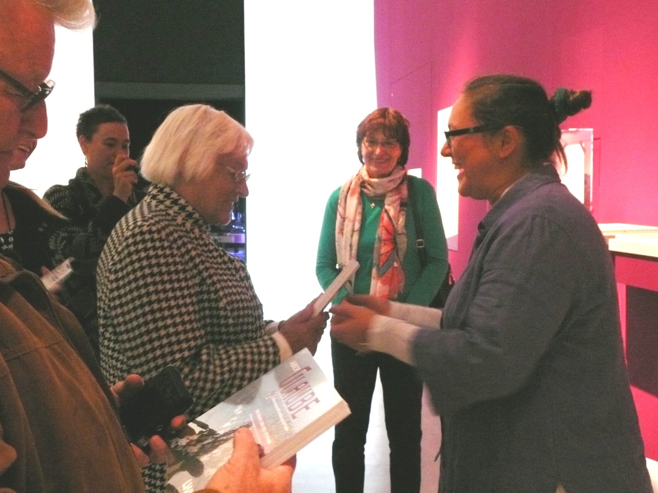 Frau Dr. Susanne Jülich überreicht den Leihgebern ihr Präsent: der Katalog zur Ausstellung „aberGlaube“. (Foto: Katharina Wirmsberger)