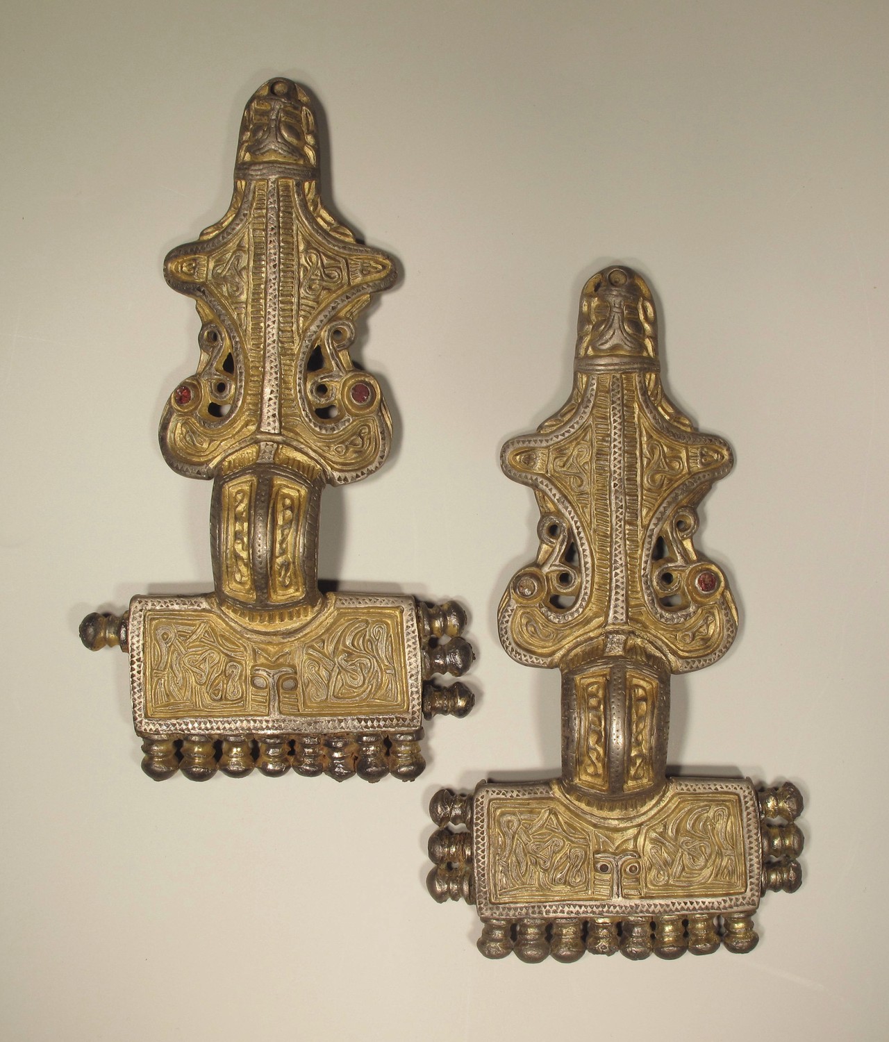 Abb. 1: Aschheim-Bajuwarenring. Bügelfibeln aus dem Doppelgrab 166 (rechts)/ 167 (links). Foto: AschheiMuseum/Pütz