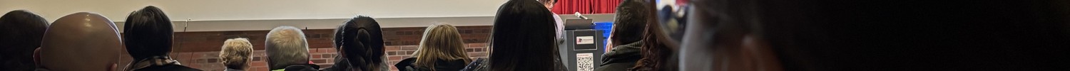 Eine Besuchende bei einem Vortrag