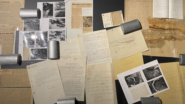 Skizzen und andere Materialien liegen auf dem Boden (Bild: LWL)