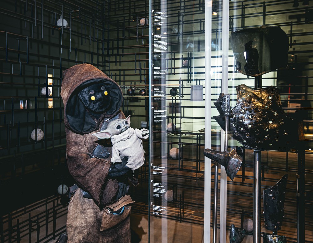 Cosplayerin mit Ausstellungsobjekt