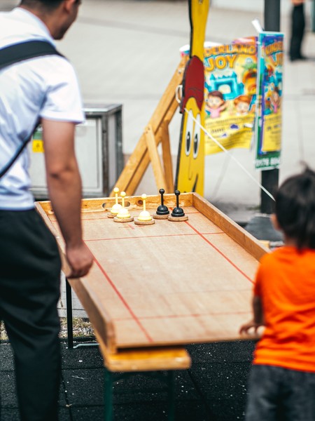 Eine Familie beim Spielen