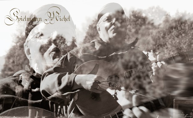 Ein Schwarz-Weiß Foto vom Spielmann Michel, welcher singt und Gitarre spielt. Ein Schwarz-Weiß Foto vom Spielmann Michel, welcher singt und Gitarre spielt.