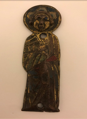 Eine flache Emaillefigur des Apostels Petrus, vergleichbar mit dem in Herne ausgestellten Exemplar. Auch diese Figur trägt ein langes Gewand und hält sowohl einen goldenen Schlüssel als auch ein rotes Buch oder Schriftrolle in ihren Händen. Die Emailleoberfläche scheint stark beschädigt zu sein. Im Gegensatz zum Attendorner Petrus scheint diese Figur einen Heiligenschein (Nimbus) zu haben, der das gesamte Gesicht einrahmt. Die Figur verfügt über zwei Löcher die ursprünglich vermutlich der Befestigung dienten.