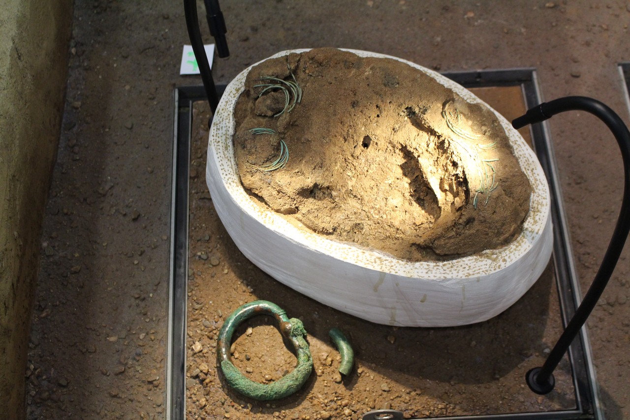 Abb. 3: Ring mit Textilresten, Foto: LWL-Museum für Archäologie, C. Moors