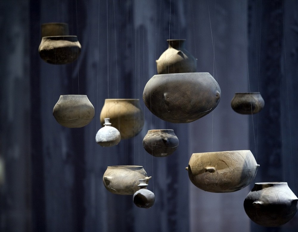 Installation von hängenden Krügen in der Dauerausstellung (LWL/P. Jülich)