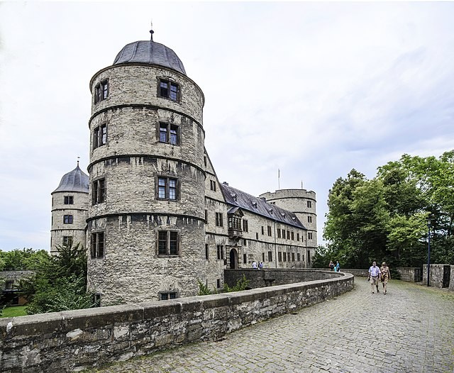 Foto der Wewelsburg aus seitlicher Ansicht bei Tag. Einer der Türme ist im Vordergrund.