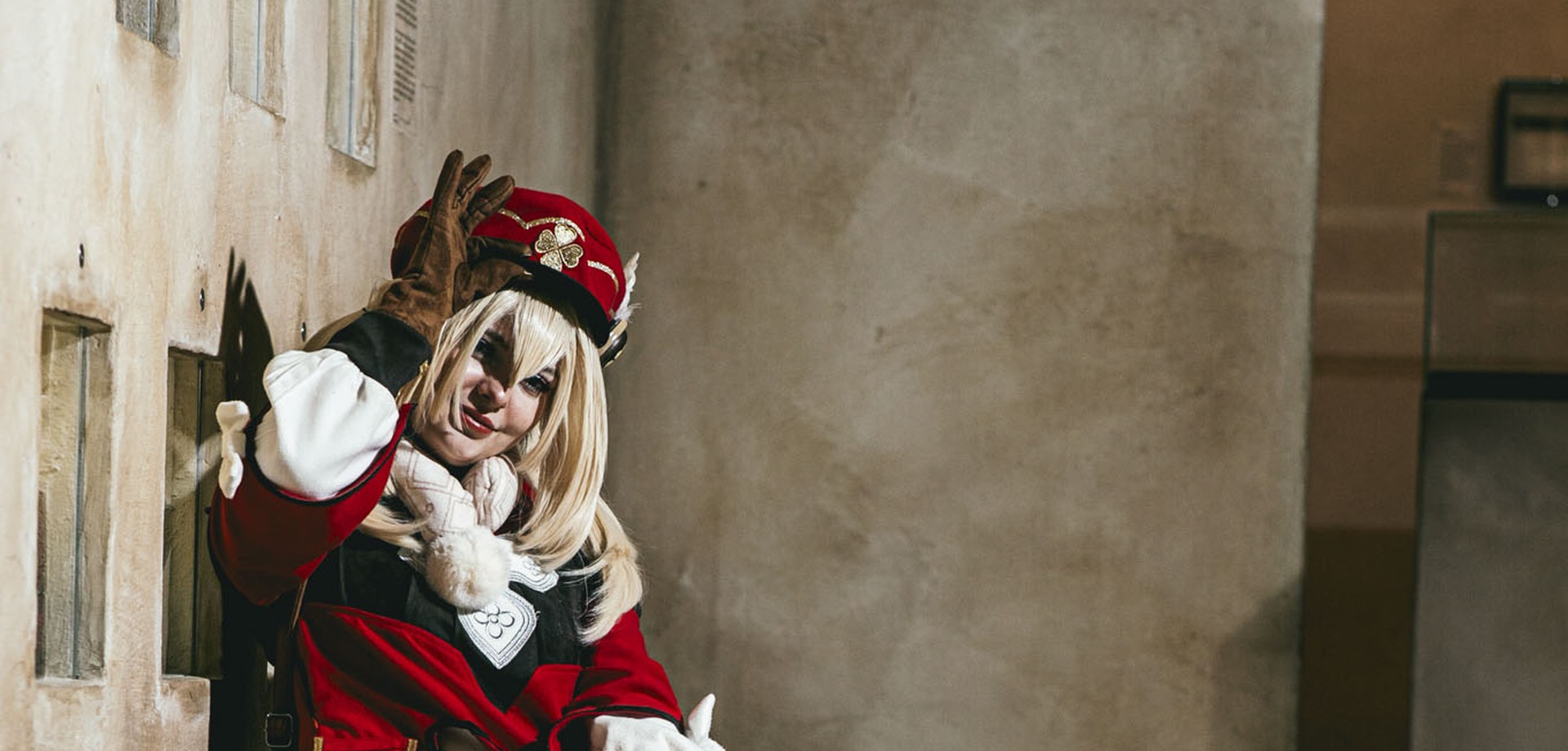 Cosplayerin in Kirche