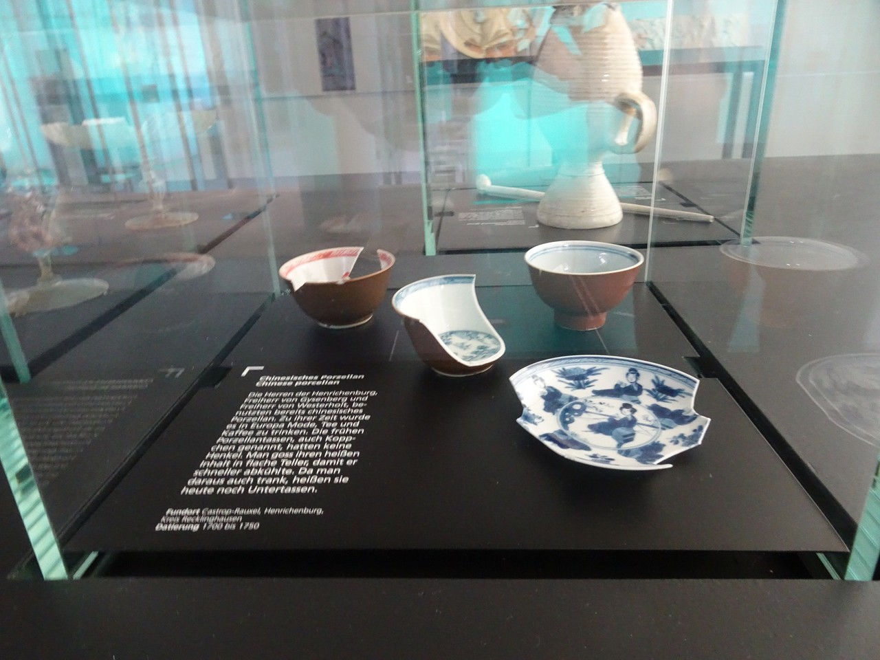 Foto der Vitrine mit Porzellan-Exponaten (Bild: LWL/D. Wesselbaum)