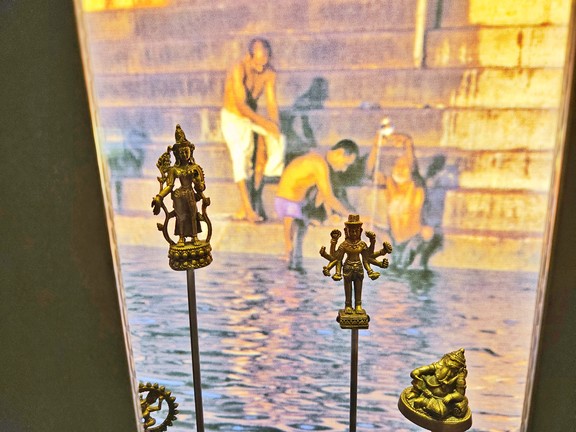 Die Figuren im "Blick in die Welt", zu sehen sind vier hinduistische Götter: von Links Ganesha, Shiva, Vishnu und Shakti