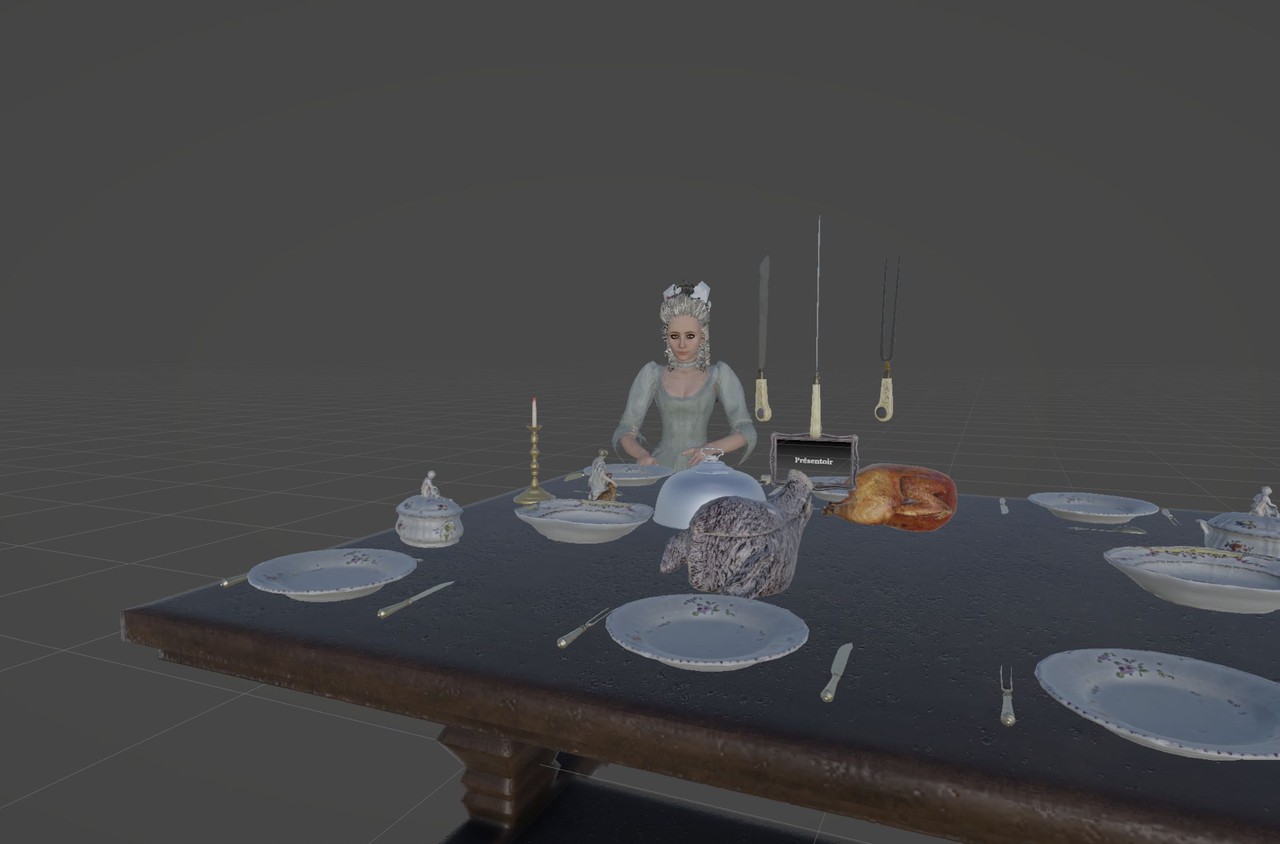 Man sieht ein digitales Bild eines dunklen Raumes in dem ein Tisch steht. Auf dem Tisch steht verschiedenes Geschirr, ein Kerzenleuchter und ein Geflügelbraten. Am Tisch sitzt eine Frau in einem Barockkleid und mit hochtoupierten hellen Haaren. In der Mitte des Tisches schwebt ein Tranchierbesteck, das man auch in der Ausstellung sehen kann.