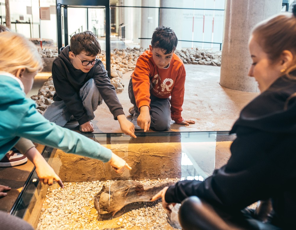 Kinder entdecken Mammutknochen
