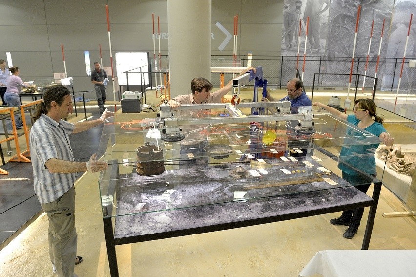 Vitrinenreinigung in der Dauerausstellung