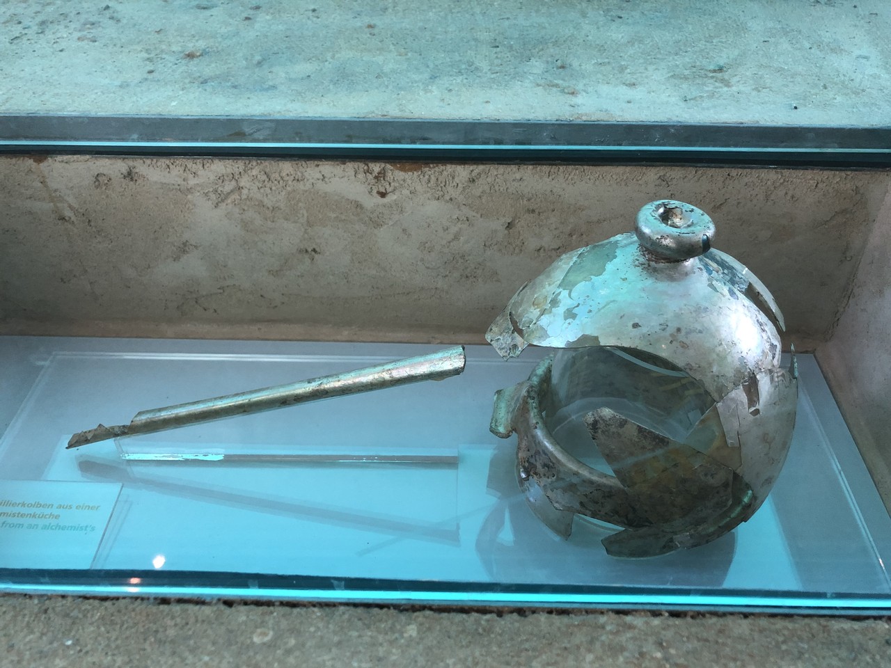 Abb. 1. Gläserner Destillierkolben aus einer Alchemistenküche aus Gelsenkirchen, Schloss Horst (1550–1650). © LWL/André Burmann.