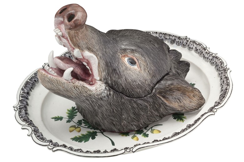 Porzellan in der Form des präsentierten Gerichtes bringt Humor auf den Tisch. Foto: Museum für Kunst und Gewerbe Hamburg / Roman Raacke