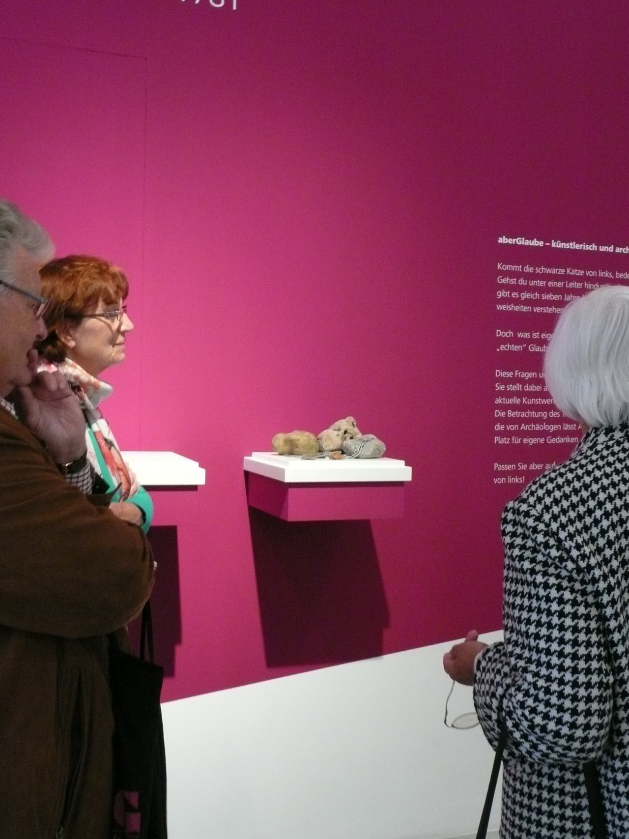 Platzierung der Lochsteine auf dem Podest noch ohne Vitrine (Foto: Katharina Wirmsberger)